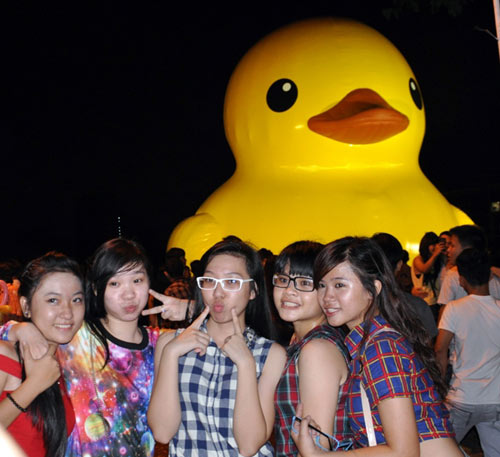 Háo hức xem con vịt cao bằng tòa nhà 6 tầng ở TPHCM - 9