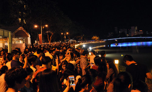 Háo hức xem con vịt cao bằng tòa nhà 6 tầng ở TPHCM - 3