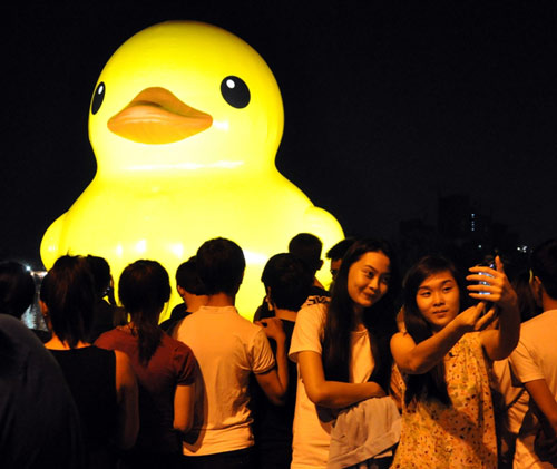 Háo hức xem con vịt cao bằng tòa nhà 6 tầng ở TPHCM - 4