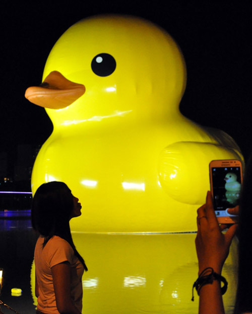 Háo hức xem con vịt cao bằng tòa nhà 6 tầng ở TPHCM - 5