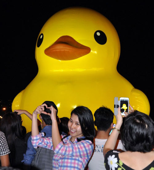 Háo hức xem con vịt cao bằng tòa nhà 6 tầng ở TPHCM - 6