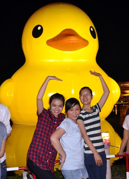 Háo hức xem con vịt cao bằng tòa nhà 6 tầng ở TPHCM - 7