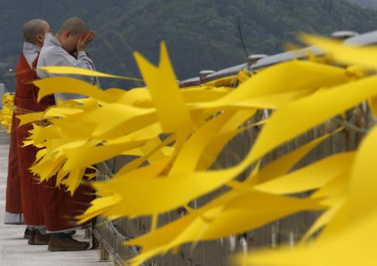 Chìm phà Sewol: Thợ lặn bật khóc, ngư dân ám ảnh - 2