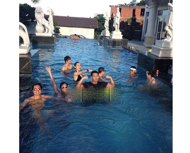 Một nơi yêu thích khác trong gia đình Hà Tăng là bể bơi.

