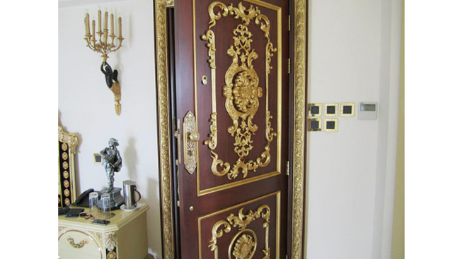 Cánh cửa nhà được trang trí hoa văn tinh tế và đều bằng vàng.
