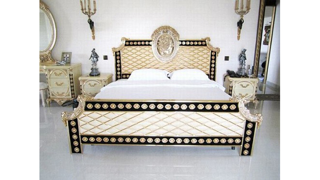 Giường ngủ của Hà Tăng sang trọng và quý phái.
