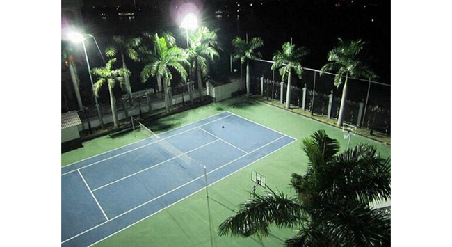 Trong nhà Hà Tăng còn có nhiều khu vui chơi giải trí. Đây là sân tennis ngoài trời.
