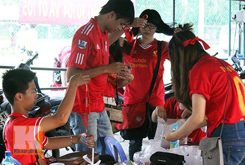CĐV Liverpool dựng "chảo lửa" Anfield giữa Sài Gòn - 6