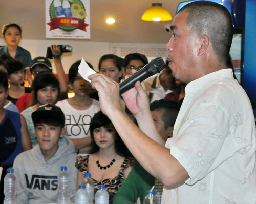 Theo chân danh hài Nhật Cường chạy show tỉnh - 9