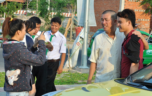 Theo chân danh hài Nhật Cường chạy show tỉnh - 16