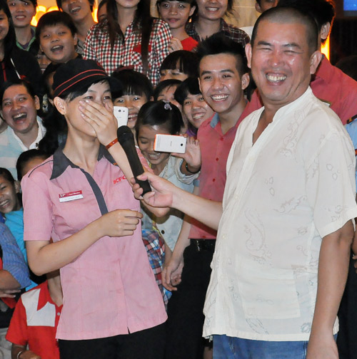 Theo chân danh hài Nhật Cường chạy show tỉnh - 15