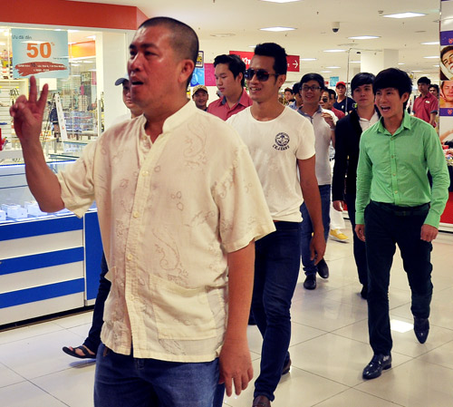 Theo chân danh hài Nhật Cường chạy show tỉnh - 14