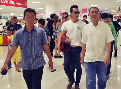 Theo chân danh hài Nhật Cường chạy show tỉnh - 13