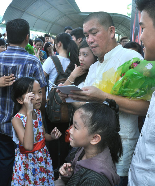 Theo chân danh hài Nhật Cường chạy show tỉnh - 12