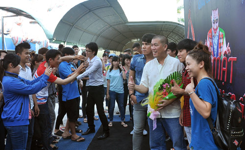 Theo chân danh hài Nhật Cường chạy show tỉnh - 11