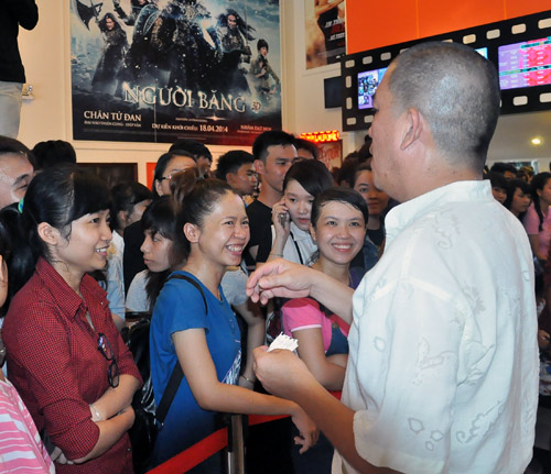 Theo chân danh hài Nhật Cường chạy show tỉnh - 10