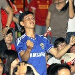 Bóng đá - CĐV Chelsea ăn mừng giữa “rừng” fan Liverpool