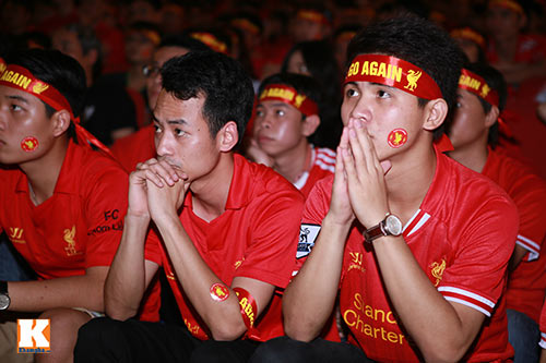 Fan Liverpool nức nở khi The Kop bị sập bẫy Chelsea - 1