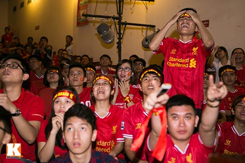 Fan Liverpool nức nở khi The Kop bị sập bẫy Chelsea - 13