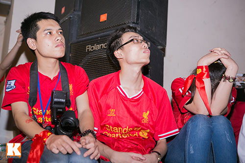 Fan Liverpool nức nở khi The Kop bị sập bẫy Chelsea - 2