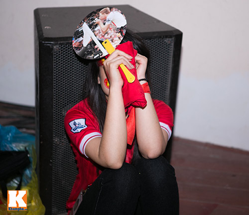 Fan Liverpool nức nở khi The Kop bị sập bẫy Chelsea - 5