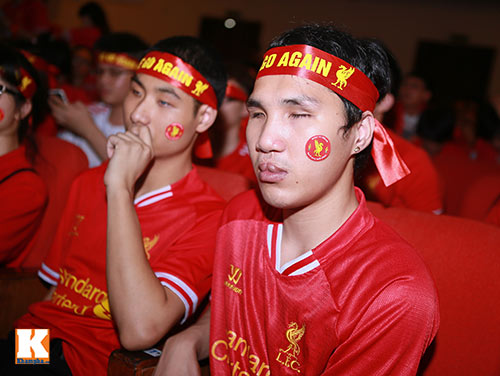 Fan Liverpool nức nở khi The Kop bị sập bẫy Chelsea - 9