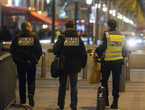 Pháp: 2 cảnh sát bị tố hiếp dâm ngay tại trụ sở - 1