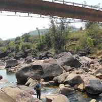 Tin tức trong ngày - Cầu tạm bị lũ cuốn, cả bản Chu Va 6 bị cô lập