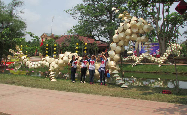 Và chụp ảnh lưu niệm thỏa thích cho một chuyến đi thú vị về thăm, tìm hiểu đời sống dân giã ở thôn quê.
