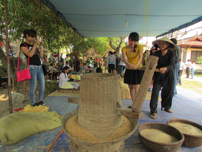 Về cầu ngói Thanh Toàn, du khách còn được gặp những người nông dân thật thà chất phác bao năm làm ruộng, giờ đây trở thành những hướng dẫn viên du lịch. Họ tái hiện lại cảnh sinh hoạt thôn quê ngày xưa.
