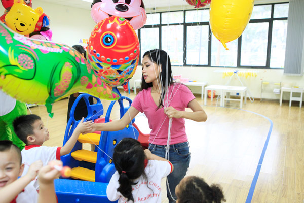 Gặp Hoàng Quyên một ngày bận rộn - 11