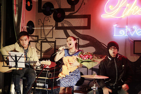 Gặp Hoàng Quyên một ngày bận rộn - 14