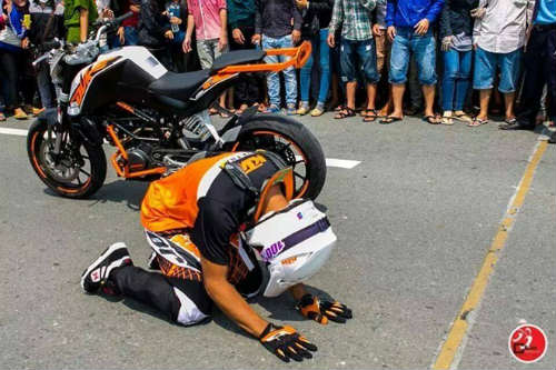 Tay đua mô tô Malaysia vái lạy khán giả Việt Nam - 1