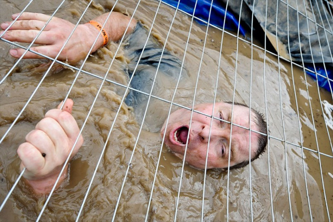 Tough Mudder được xem là cuộc thi khắc nghiệt nhất thế giới, buộc người chơi phải thể hiện tinh thần và thể lực phi thường vượt qua mọi chướng ngoài vật.
