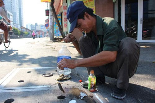 Chuyện lạ: Câu cá ngay trên nắp cống giữa phố Sài Gòn - 1