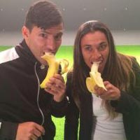 Bóng đá - SAO thế giới &amp; trào lưu “ăn chuối” sau vụ Alves