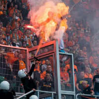 Bóng đá - CĐV suýt bị cảnh sát thiêu sống vì quá khích
