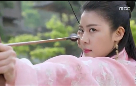 Video: Hoàng hậu xinh đẹp bắt cung siêu chuẩn - 5