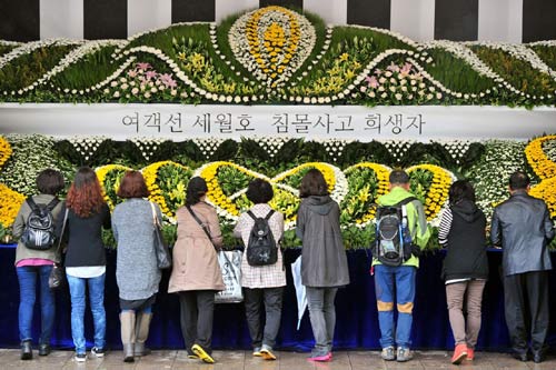 Tổng thống Hàn Quốc xin lỗi về vụ đắm phà Sewol - 2