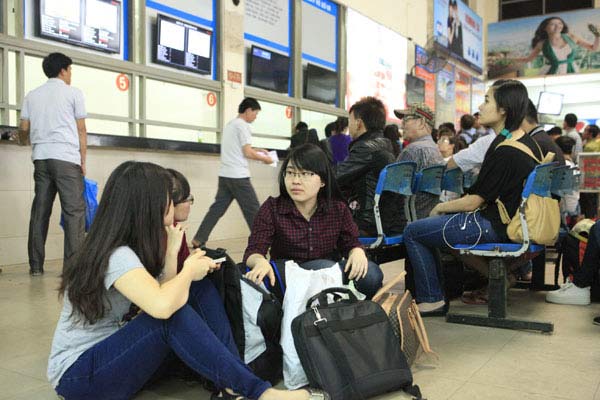 Nghỉ lễ 30/4: Chen lấn nghẹt thở mua vé xe về quê - 22