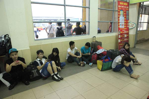 Nghỉ lễ 30/4: Chen lấn nghẹt thở mua vé xe về quê - 23
