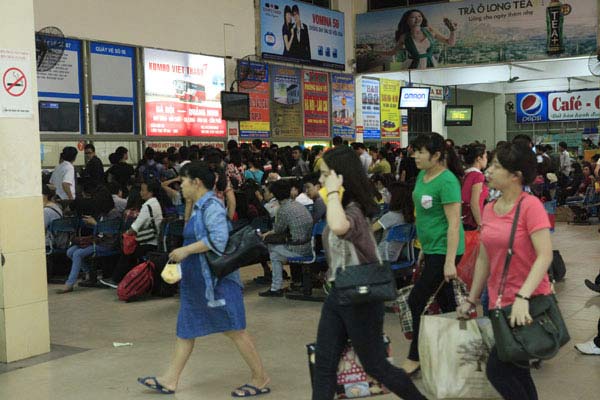 Nghỉ lễ 30/4: Chen lấn nghẹt thở mua vé xe về quê - 24