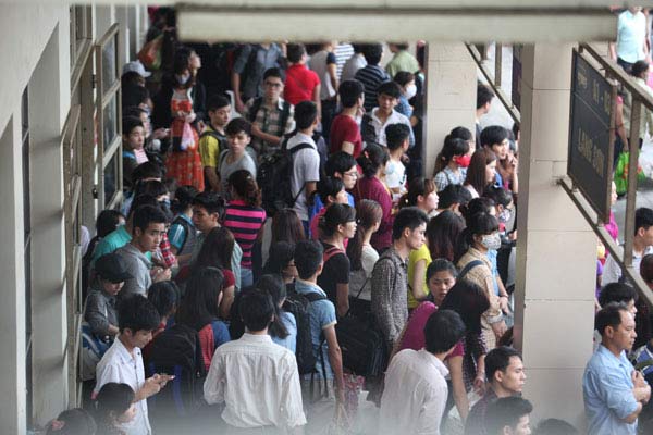 Nghỉ lễ 30/4: Chen lấn nghẹt thở mua vé xe về quê - 27