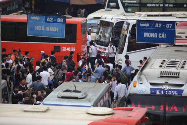 Nghỉ lễ 30/4: Chen lấn nghẹt thở mua vé xe về quê - 28