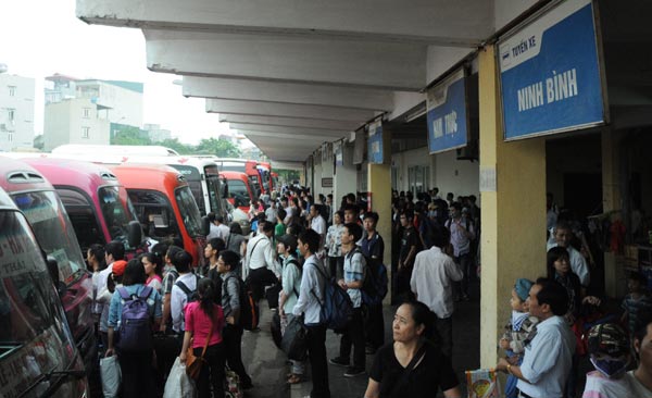 Nghỉ lễ 30/4: Chen lấn nghẹt thở mua vé xe về quê - 4