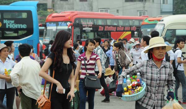 Nghỉ lễ 30/4: Chen lấn nghẹt thở mua vé xe về quê - 5