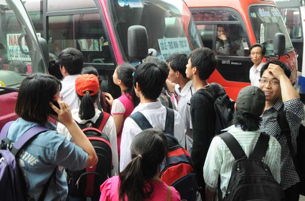 Nghỉ lễ 30/4: Chen lấn nghẹt thở mua vé xe về quê - 6
