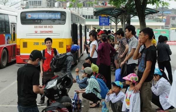 Nghỉ lễ 30/4: Chen lấn nghẹt thở mua vé xe về quê - 7