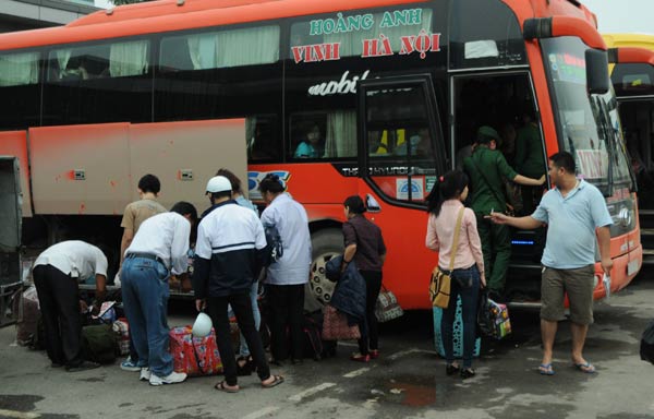 Nghỉ lễ 30/4: Chen lấn nghẹt thở mua vé xe về quê - 11