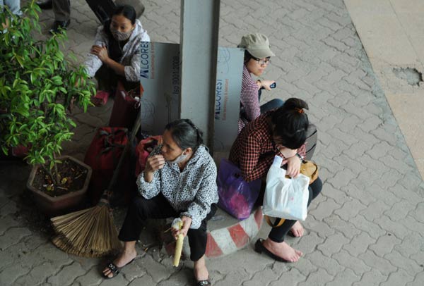 Nghỉ lễ 30/4: Chen lấn nghẹt thở mua vé xe về quê - 12